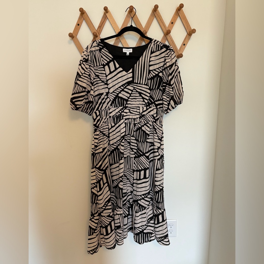 Black and White V Neck Short Sleeve Dress